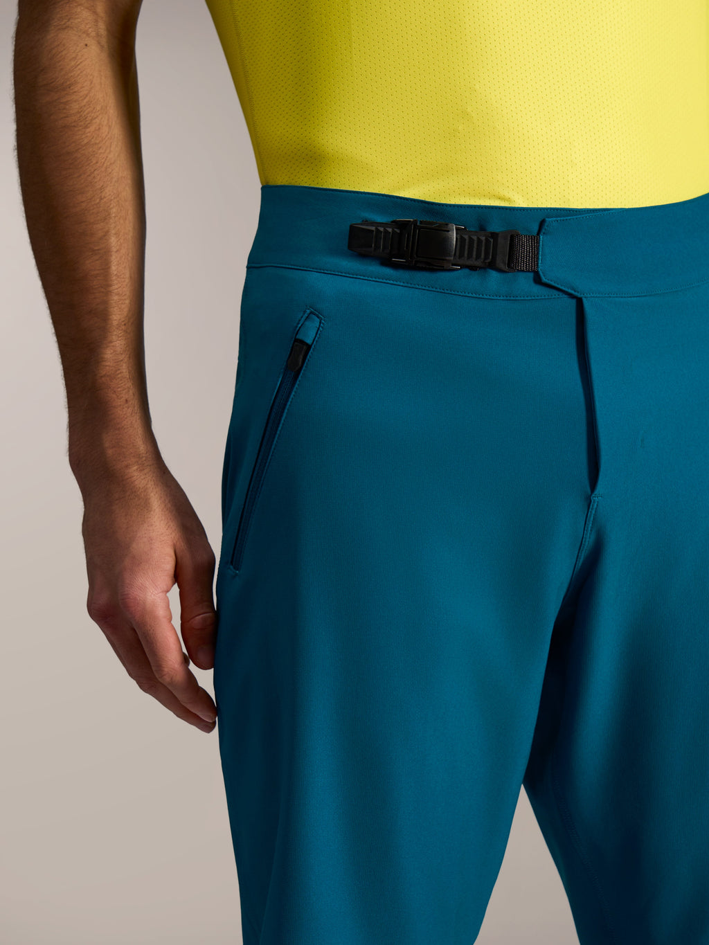 A-Dura Ride MTB-shorts i blågrönt med exakt spännfästning i midjan och säkra sidofickor med dragkedja.