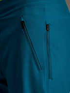 Dubbla sidofickor med dragkedja på blågröna Alpinestars A-Dura Ride Shorts i slitstarkt 4-vägs stretchmaterial.