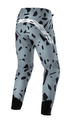 Alpinestars Techstar Envision-byxor, mountainbike-byxor, askblå med svart abstrakt geometriskt mönster, bakifrån med stor vit logotyp i skrivstil och svarta meshpaneler vid vaderna, slitstark utrustning för terrängcykling