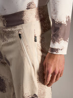 Alpinestars A-Dura Ride Shorts i sand camo, med dragkedjeförsedda fickor och stretchtyg för MTB-cykling.