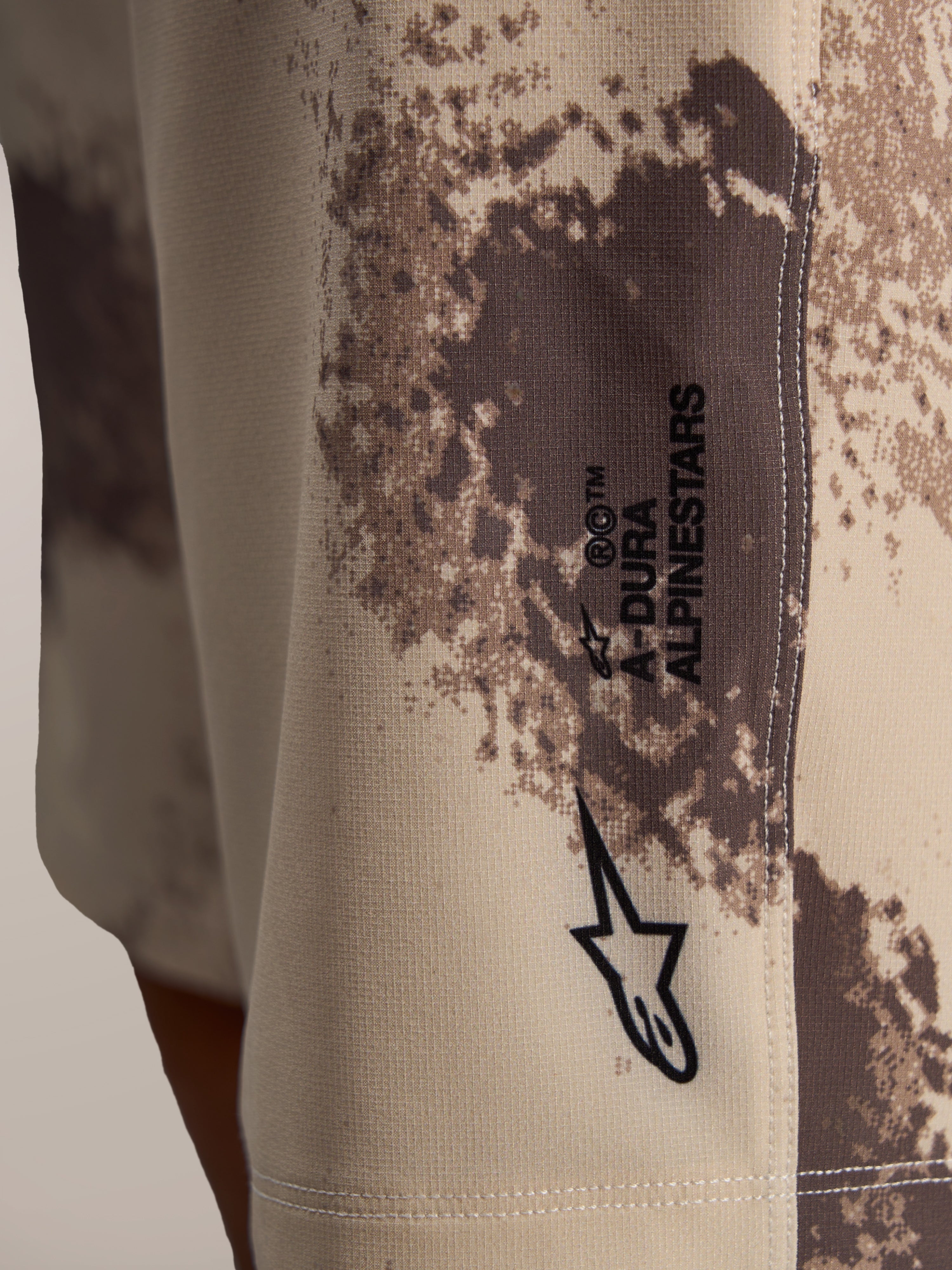 A-Dura Ride Shorts i sand camo med Astar-logotyp på slitstarkt tekniskt vävt tyg med 4-vägsstretch.