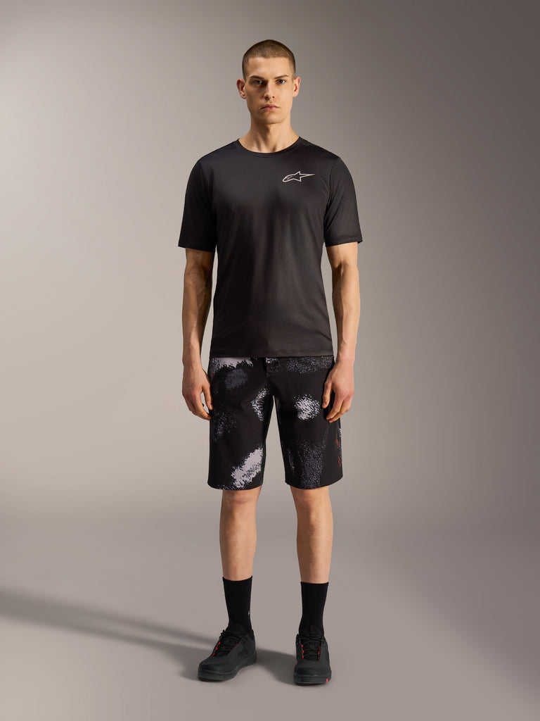 Alpinestars A-Dura Ride Shorts i Black Camo matchade med en svart funktionströja för mångsidig MTB-cykling.