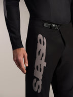 Svarta Alpinestars A-Supra Elite MTB-byxor med spärrstängning i midjan och en framträdande grå Astars-logotyp på låret.