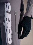 A-Supra Elite Byxor i Faded Gray med stor vit logotyp och vertikal dragkedjeficka för MTB-racing.
