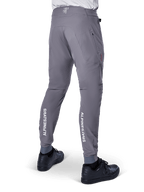 Alpinestars A-Aria Elite byxor, MTB-byxor, mörkgrå med vertikala vita Alpinestars-logotyper på baksidan av underbenen, laserperforerade ventilationshål, elastiska muddar och en prestandapassform för mountainbikecykling