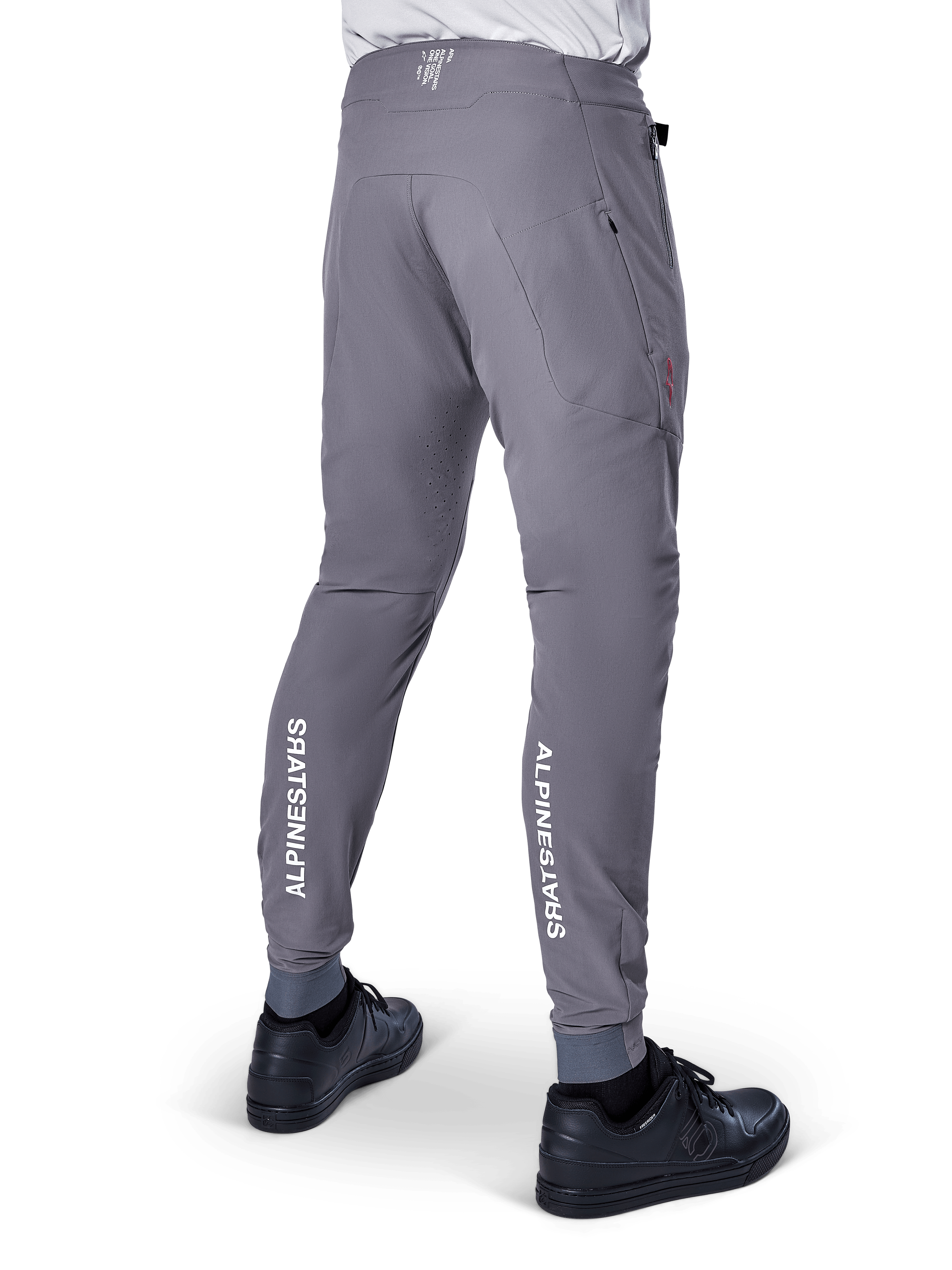 Alpinestars A-Aria Elite byxor, MTB-byxor, mörkgrå med vertikala vita Alpinestars-logotyper på baksidan av underbenen, laserperforerade ventilationshål, elastiska muddar och en prestandapassform för mountainbikecykling