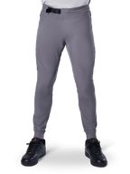 Alpinestars A-Aria Elite-byxor, mountainbike-byxor, mörkgrå, med laserperforeringar på innerlåren för ventilation och ett magnetiskt spänne i midjan, prestandapassform med avsmalnande ben bärs med svarta sportskor