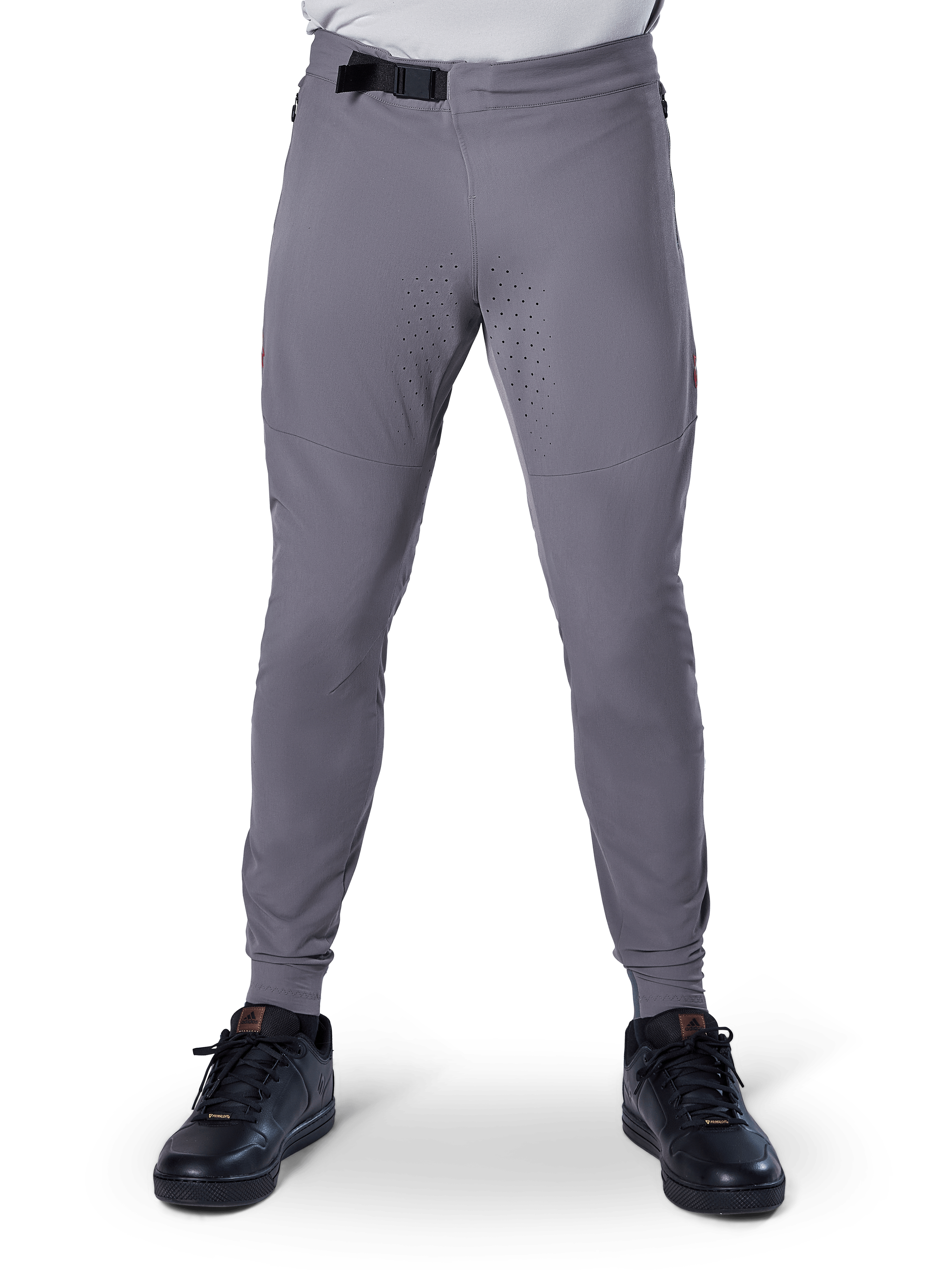 Alpinestars A-Aria Elite-byxor, mountainbike-byxor, mörkgrå, med laserperforeringar på innerlåren för ventilation och ett magnetiskt spänne i midjan, prestandapassform med avsmalnande ben bärs med svarta sportskor