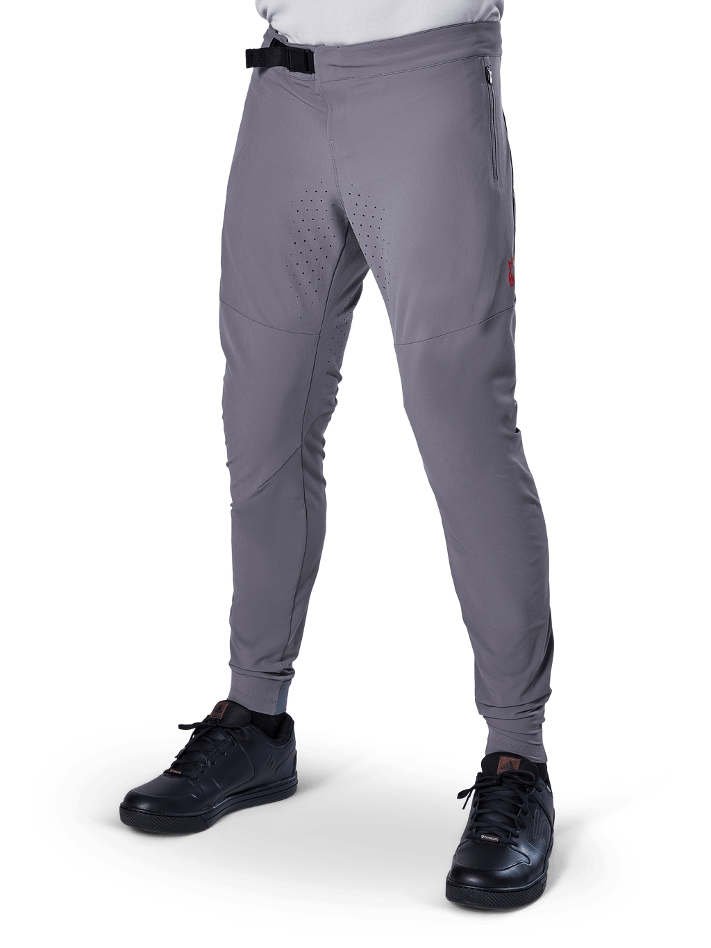 Alpinestars A-Aria Elite byxor, mörkgrå MTB-byxor, laserperforerade paneler på låren, svart magnetiskt spänne, blixtlåsförsedd ficka, röd logotypdetalj, smal prestandapassform, bärs med svarta skor