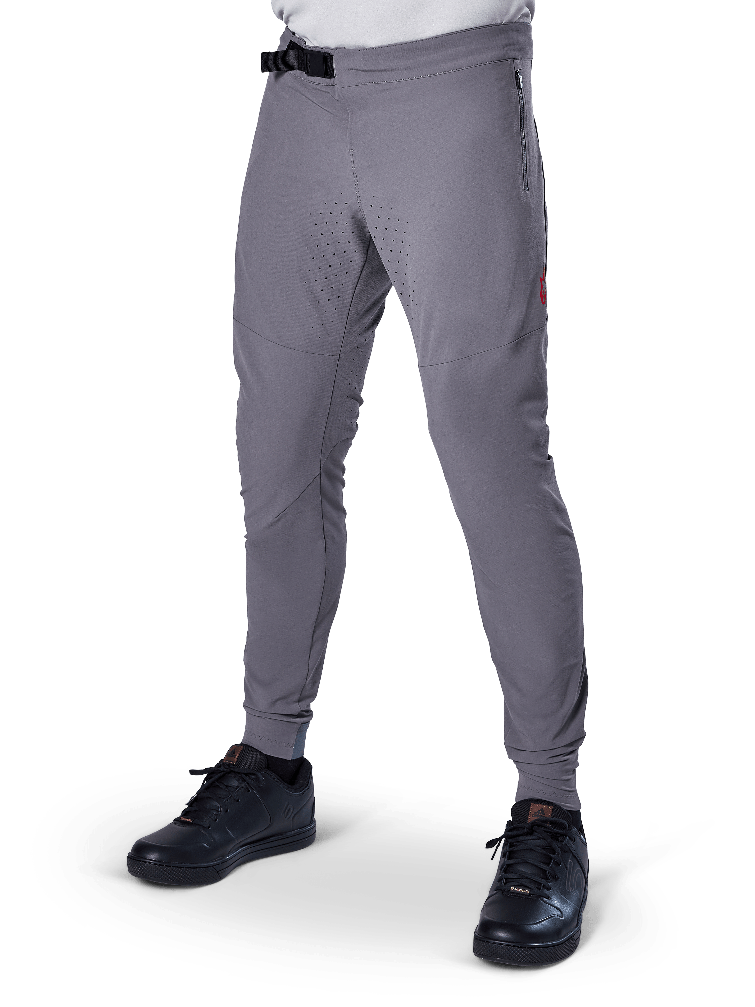 Alpinestars A-Aria Elite byxor, mörkgrå MTB-byxor, laserperforerade paneler på låren, svart magnetiskt spänne, blixtlåsförsedd ficka, röd logotypdetalj, smal prestandapassform, bärs med svarta skor