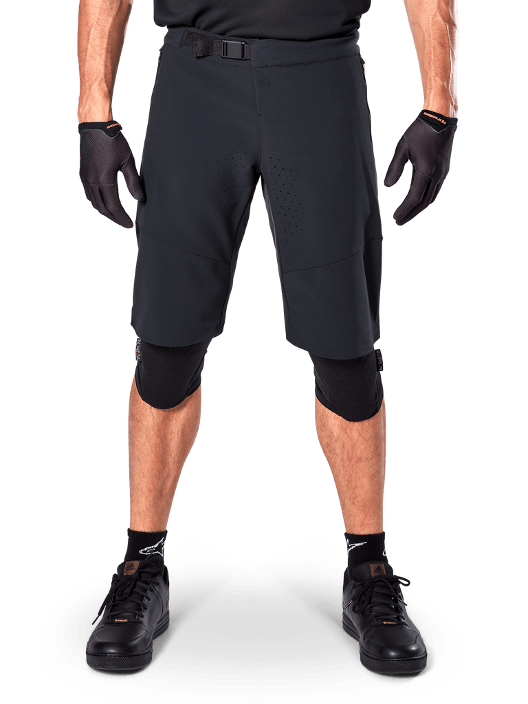 Alpinestars A-Aria Elite Shorts, mountainbike-shorts, svarta, bärs med knäskydd och svarta handskar, med laserskuren ventilation och ett justerbart midjespänne, prestandautrustning för terrängcykling