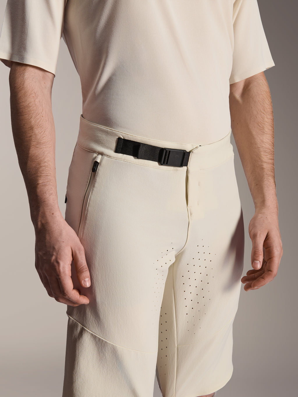 Alpinestars A-Aria Elite Shorts, mountainbike-shorts, Ecru, närbild som visar det svarta magnetspännet, sidoficka med dragkedja och laserskurna ventilationshål, tekniska cykelkläder