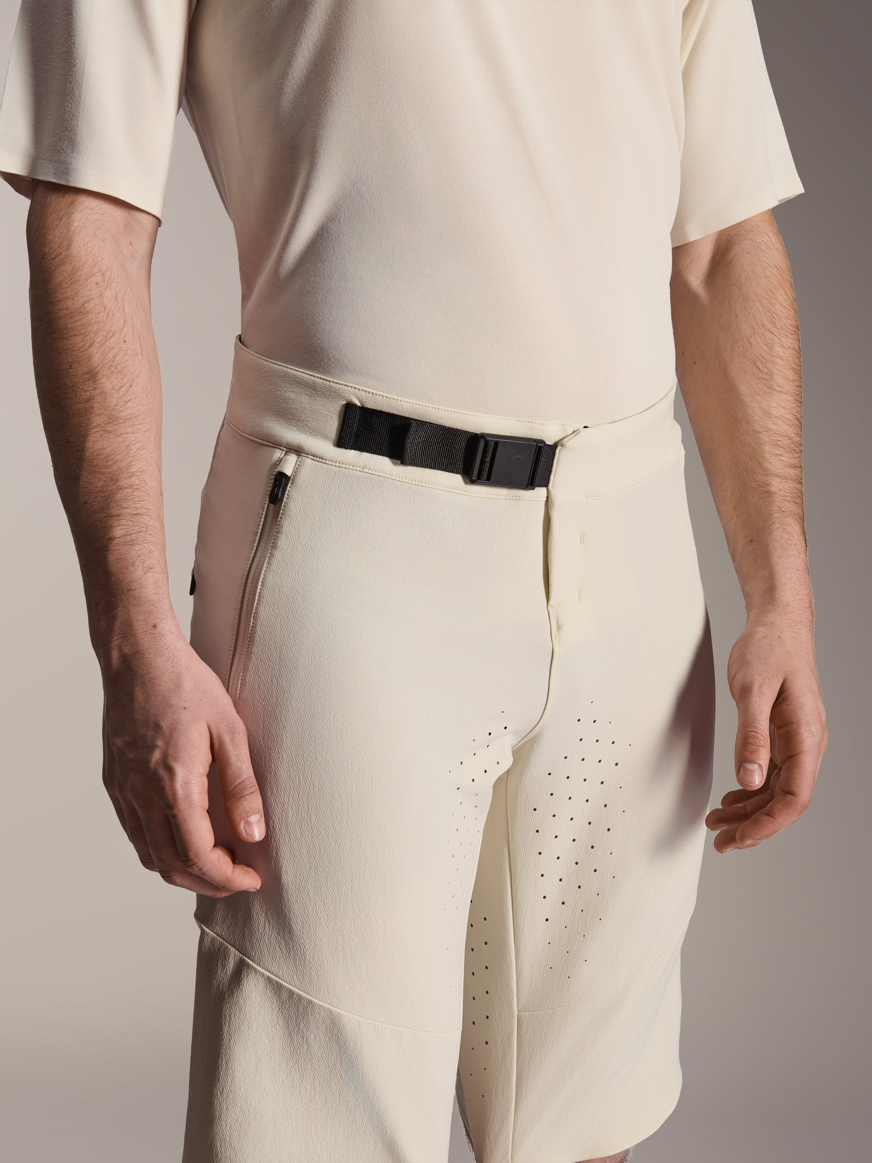 Alpinestars A-Aria Elite Shorts, mountainbike-shorts, Ecru, närbild som visar det svarta magnetspännet, sidoficka med dragkedja och laserskurna ventilationshål, tekniska cykelkläder
