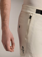 Alpinestars A-Aria Elite Shorts, mountainbike-shorts, Ecru, närbild från sidan som visar ficka med dragkedja och magnetiskt spänne, högpresterande cykelkläder med svarta detaljer