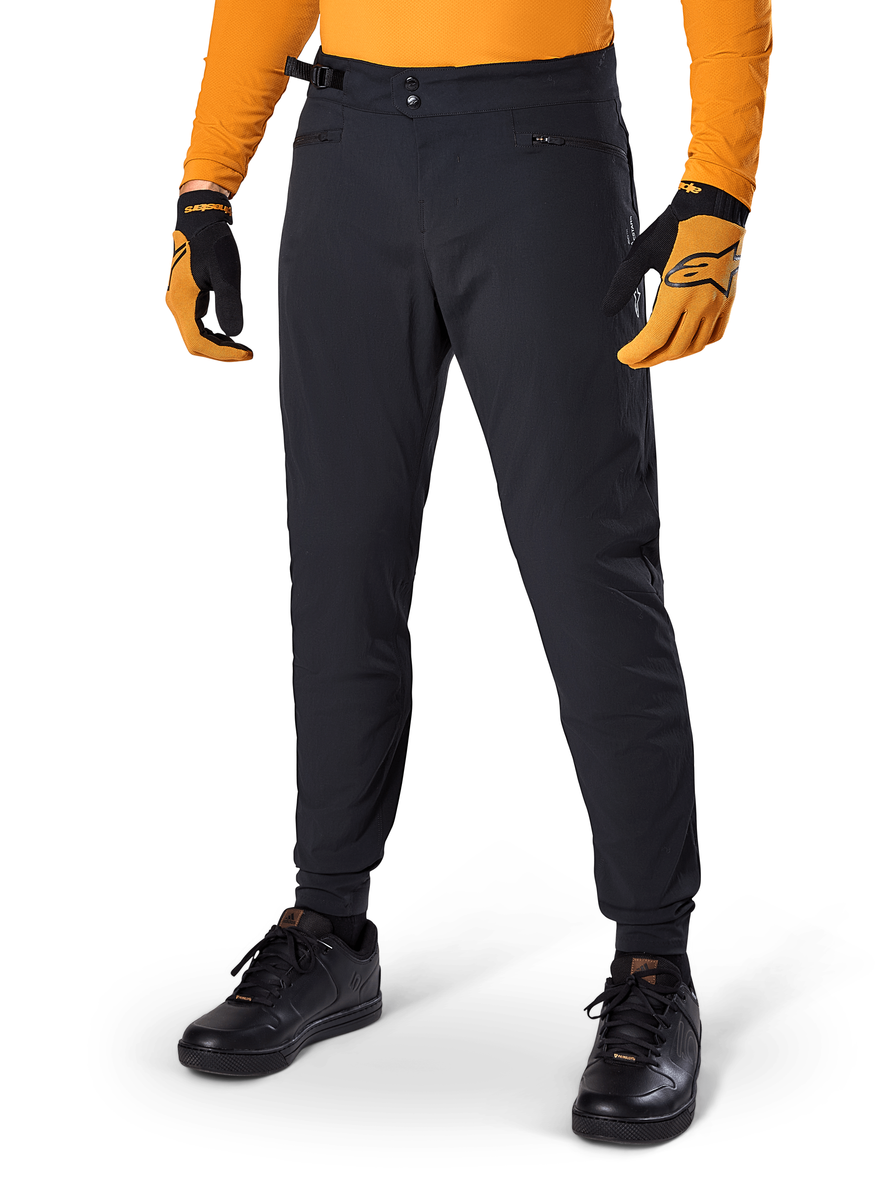 Alpinestars A-Dura byxor, MTB-byxor, svarta, sidojustering i midjan och blixtlåsförsedda fickor, bärs med orange tröja och handskar, sportig normal passform för MTB-cykling