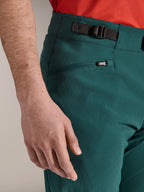 Närbild på Alpinestars A-Dura Byxor i Dark Pine, med justerbar sidoreglering i midjan och en blixtlåsförsedd nätfodrad ficka, slitstark mountainbike-utrustning för terrängcykling.