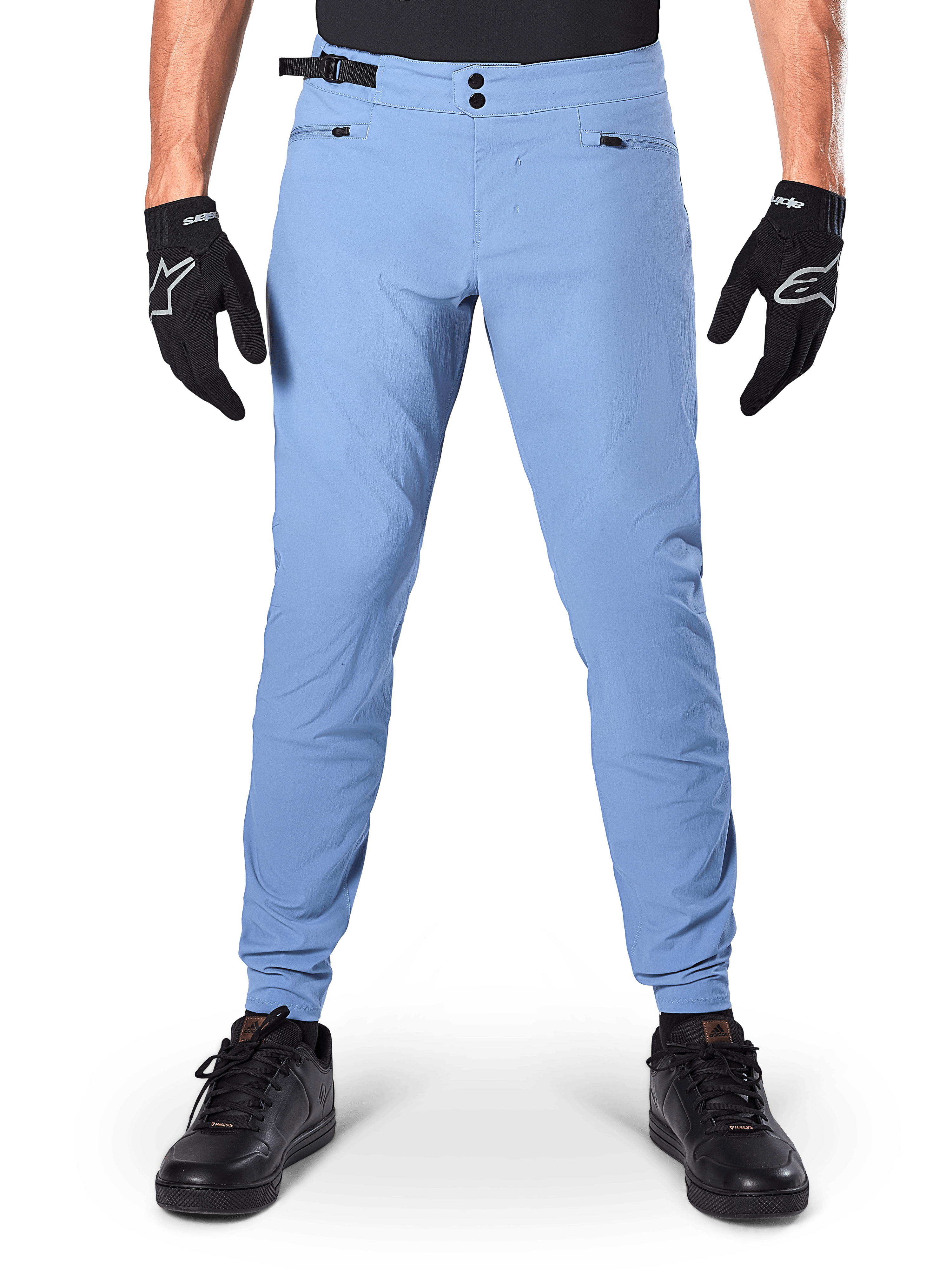 Alpinestars A-Dura byxor, MTB-byxor, Infinity Blue, ljusblå mountainbikebyxor med dubbel tryckknappsstängning och fickor med dragkedja, bärs med svarta handskar och svarta skor, normal passform med elastiska muddar