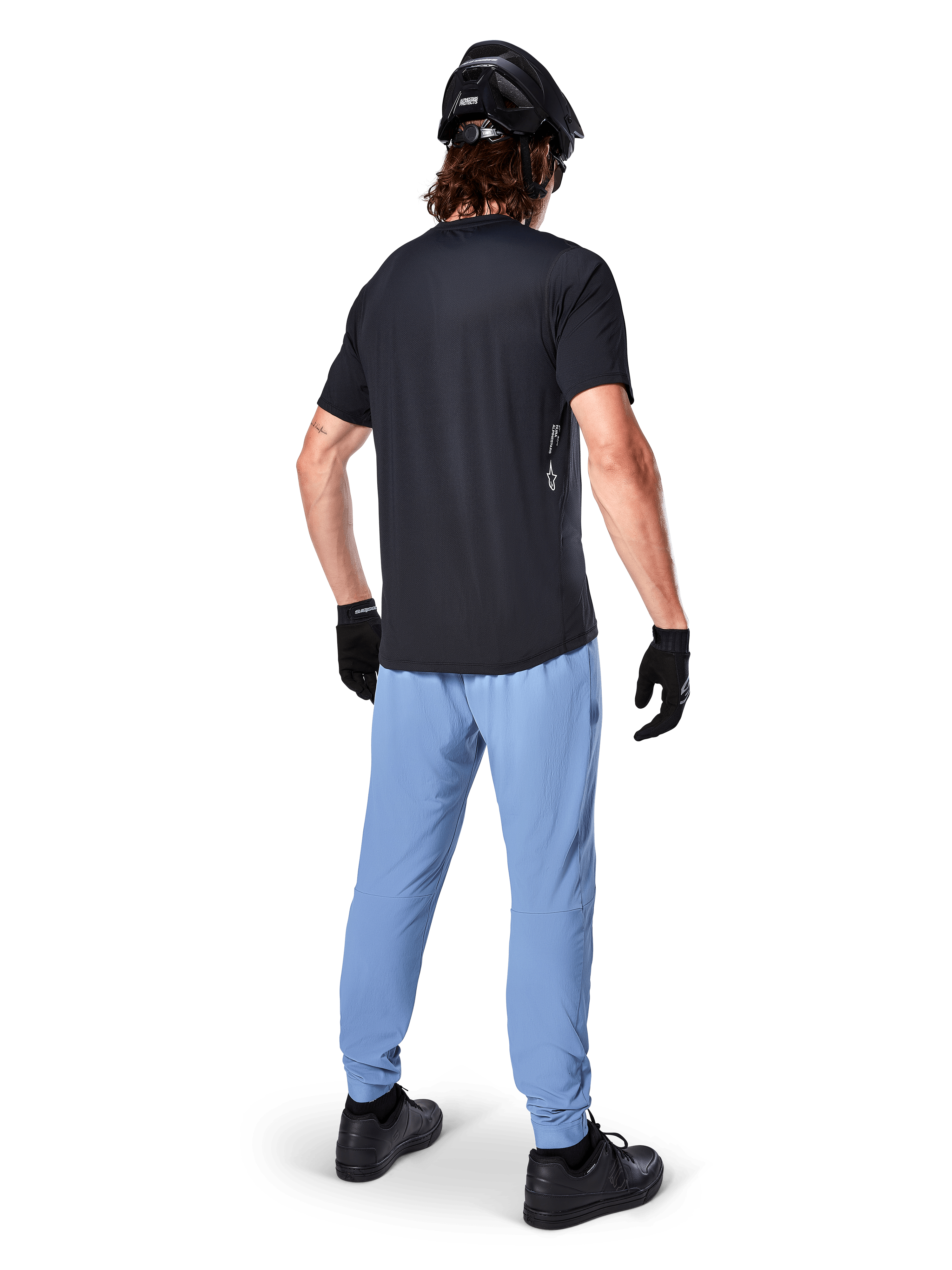 Alpinestars A-Dura Pants, MTB-byxor, Infinity Blue, vy bakifrån på modell i svart t-shirt och svart cykelhjälm, med slitstarkt 2-vägsstretchtyg och elastiska muddar, funktionskläder för mountainbike