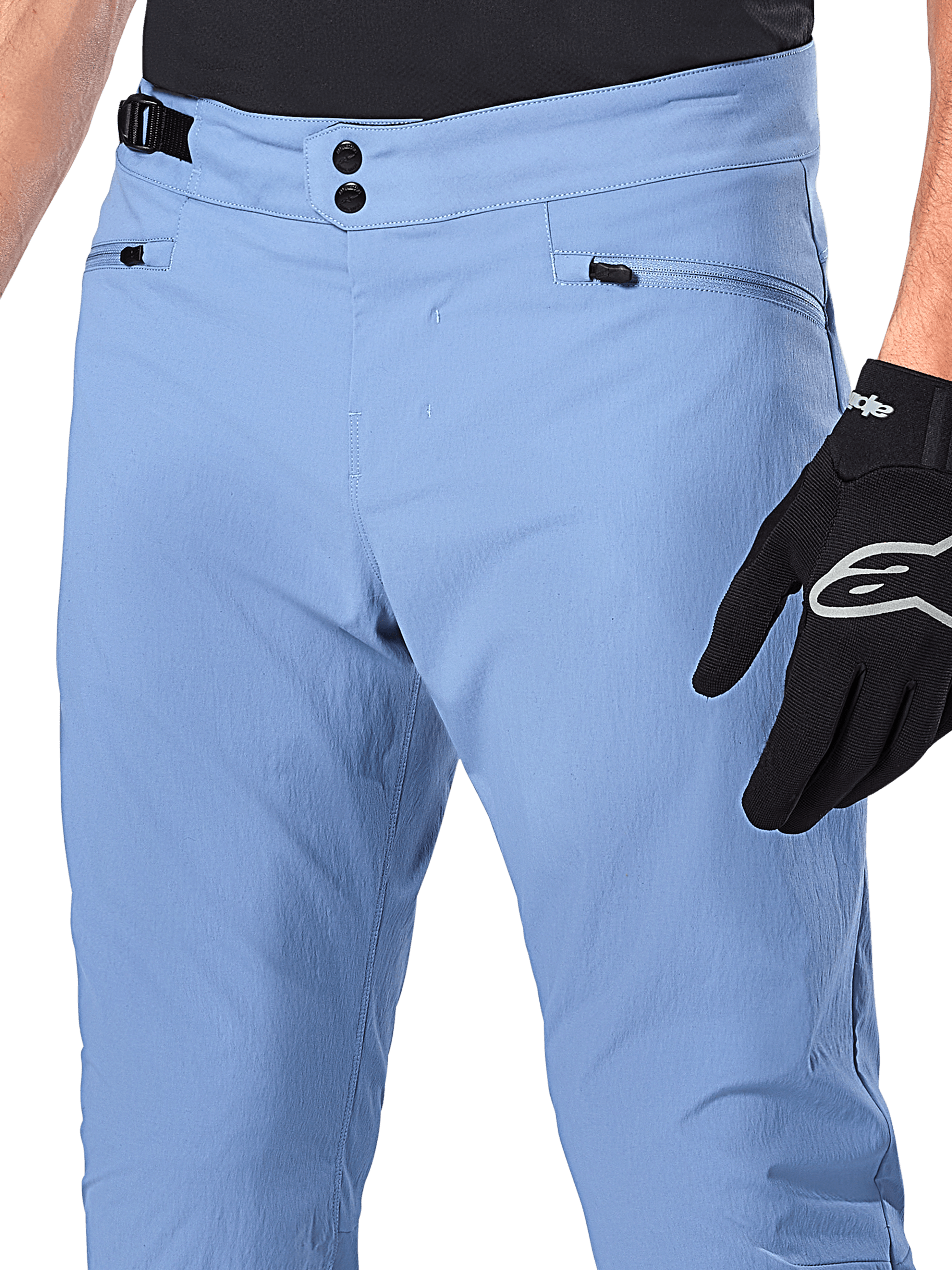 Alpinestars A-Dura-byxor, MTB-byxor, Infinity Blue, närbild på midjan med dubbel tryckknappsstängning och sidjustering, blixtlåsförsedda fickor, bärs med svarta Alpinestars-handskar