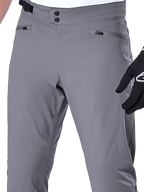 Alpinestars A-Dura byxor, MTB-byxor, mörkgrå, närbild av midjepartiet med dubbel tryckknappsstängning, justerbar sidostängning och blixtlåsförsedda fickor, slitstarkt stretchmaterial för mountainbikecykling
