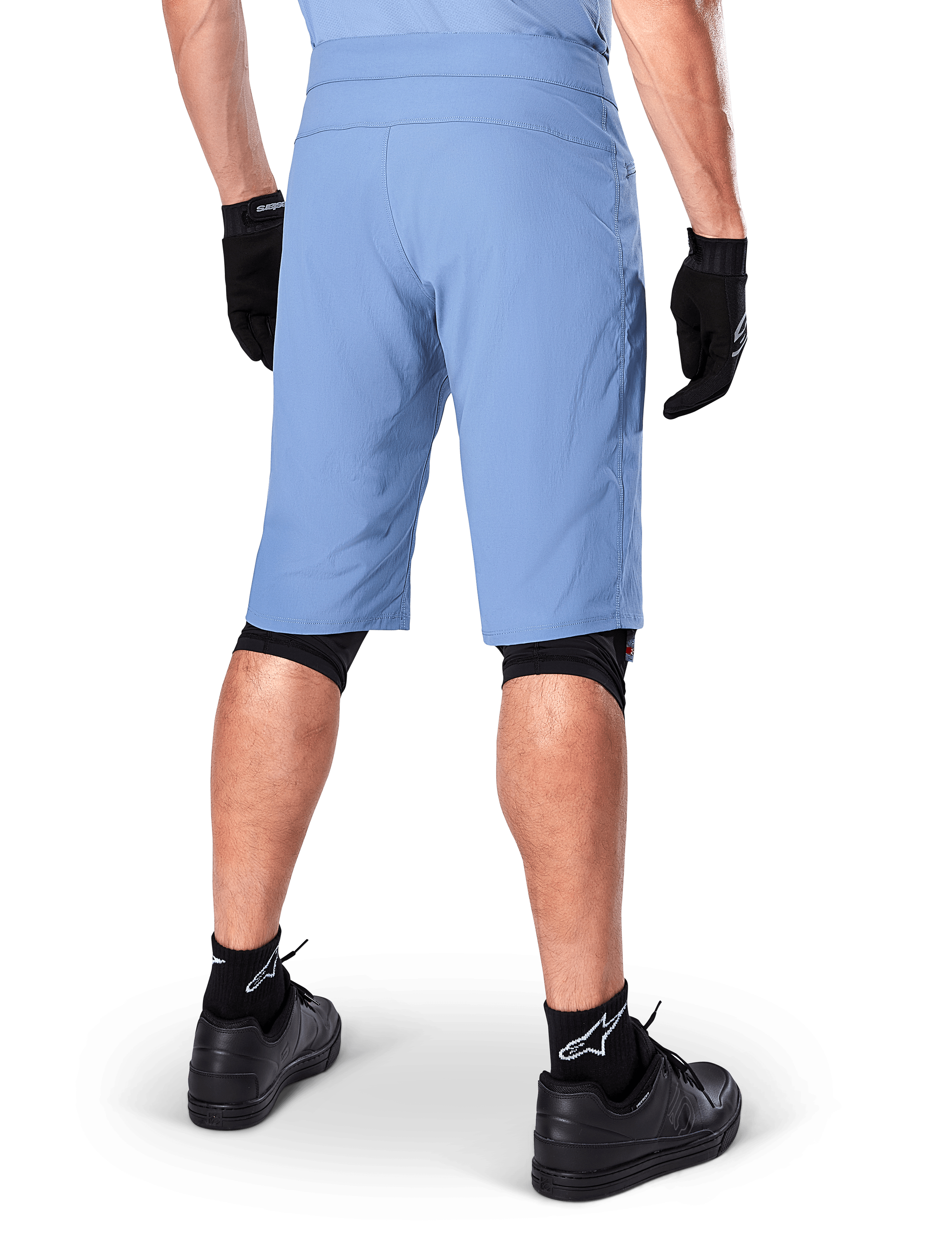 Alpinestars A-Dura Shorts, Infinity Blue mountainbike-shorts, bakifrån, matchade med svarta handskar, knäskydd och svarta strumpor med vit stjärnlogotyp, slitstarkt stretchmaterial för terrängcykling