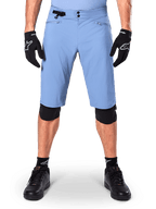 Alpinestars A-Dura Shorts, Infinity Blue mountainbikeshorts, bärs med svarta handskar och knäskydd, med dubbelknäppning och sidoreglering i midjan, teknisk cykelutrustning för MTB