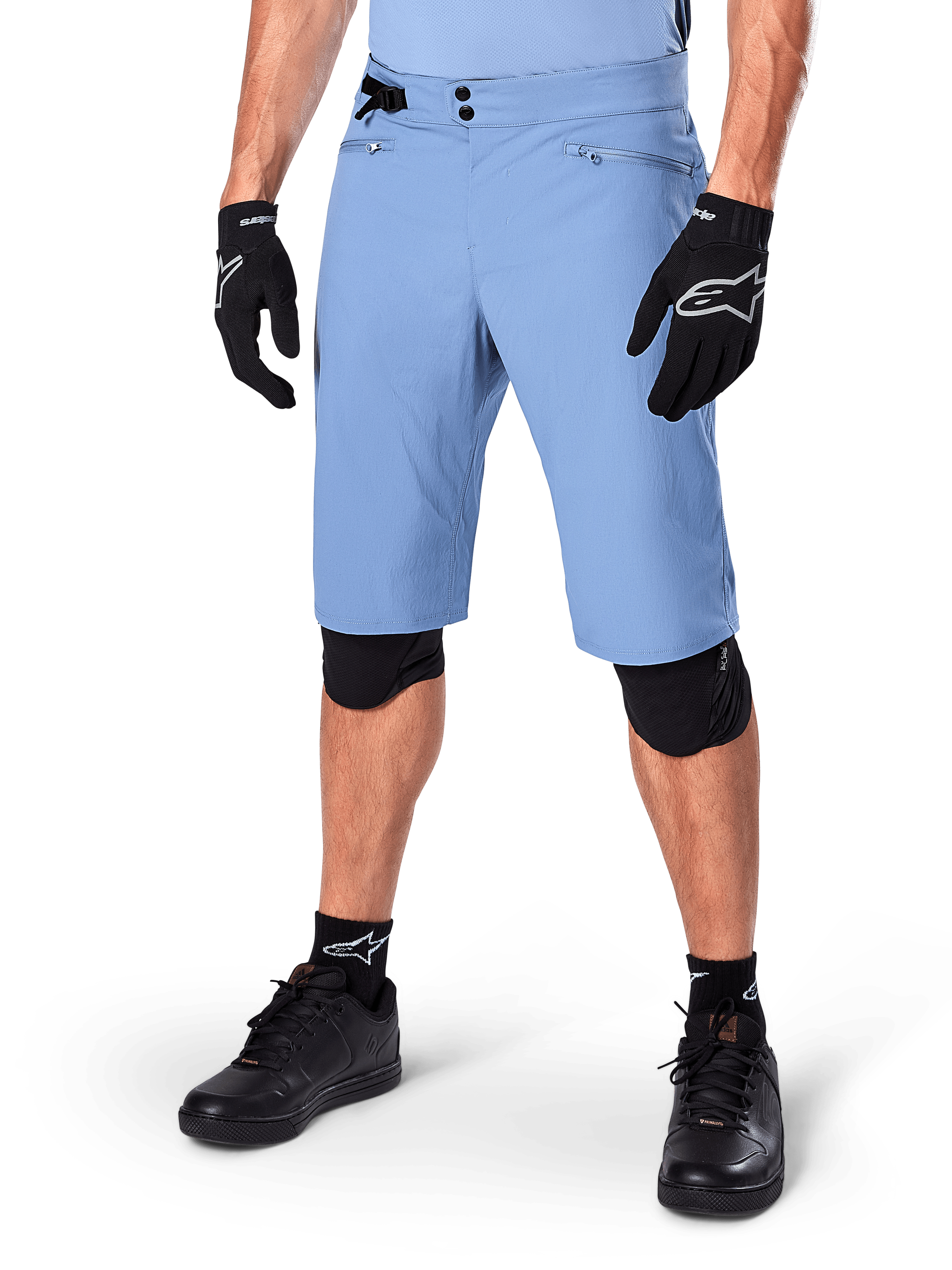 Alpinestars A-Dura Shorts, Infinity Blue, mountainbike-shorts, med dragkedjeförsedda fickor och dubbelknäppning, bärs med svarta handskar och knäskydd, slitstarkt 2-vägs stretchtyg för MTB
