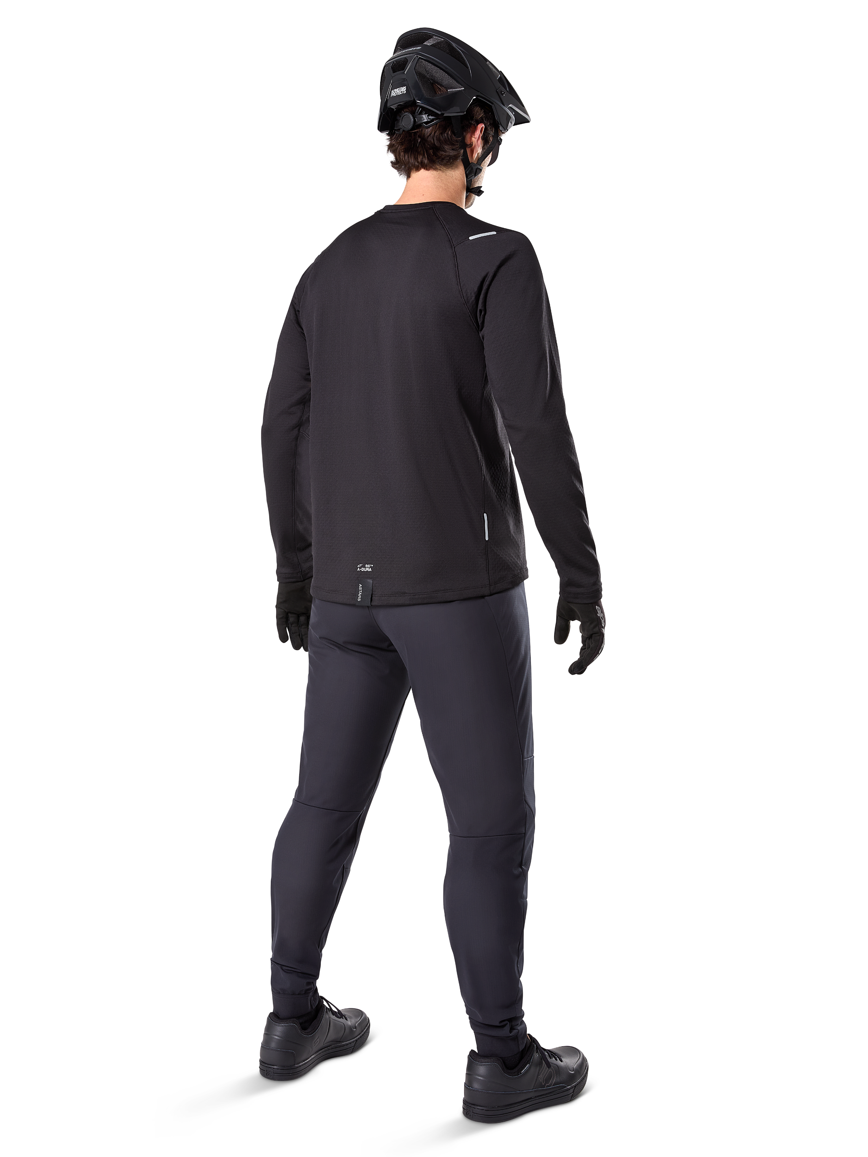 Alpinestars A-Dura Thermal Tröja, långärmad cykeltröja för herrar, svart, vy bakifrån på modell med svart MTB-hjälm, mörkgrå byxor och svarta handskar, professionella mountainbike-kläder för kallt väder