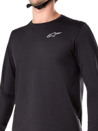 Alpinestars A-Dura Thermal tröja, långärmad cykeltröja, svart, med vit logotyp på bröstet, isolerande fleecefodrat tyg, förlängd nederkant bak, designad för mountainbikecykling i kallt väder