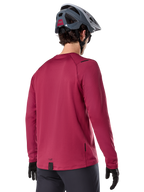 Alpinestars A-Dura Thermal Jersey, långärmad mountainbiketröja, vinröd, baksida på modell med grå MTB-hjälm och svarta handskar, förlängt ryggparti och små logotypdetaljer, designad för trailcykling i kallt väder
