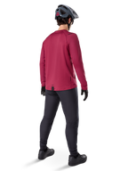 Alpinestars A-Dura Thermal Jersey, vinröd långärmad cykeltröja, vy bakifrån, bärs med svarta mountainbikebyxor och en grå hjälm, förlängd fåll bak för extra täckning, mountainbike-utrustning för kallt väder