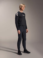 Modell iklädd Alpinestars A-Aria Polartec Elite långärmad tröja i svart, tillsammans med matchande svarta tekniska mountainbikebyxor och svarta skor, funktionella cykelkläder för terrängkörning, studiobild.