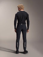 Alpinestars A-Aria Polartec Elite långärmad tröja, svart MTB-tröja, sedd bakifrån med matchande svarta byxor, prestandapassform för mountainbike, med tekniskt fukttransporterande material och diskret logotyp på nedre delen av ryggen