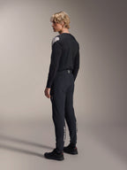 Alpinestars A-Aria Polartec Elite Jersey - långärmad, svart, buren av en modell i profil bakifrån, med en vit logotyp på axeln, kombinerad med matchande svarta cykelbyxor för en professionell MTB-outfit.