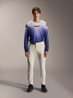 Alpinestars A-Aria Elite Pants, Ecru prestanda MTB-byxor, off-white cykelbyxor med laserperforerade lårpaneler och magnetiskt spänne, kombineras med blåtonad långärmad tröja och svarta skor, prestandapassform för trailcykling