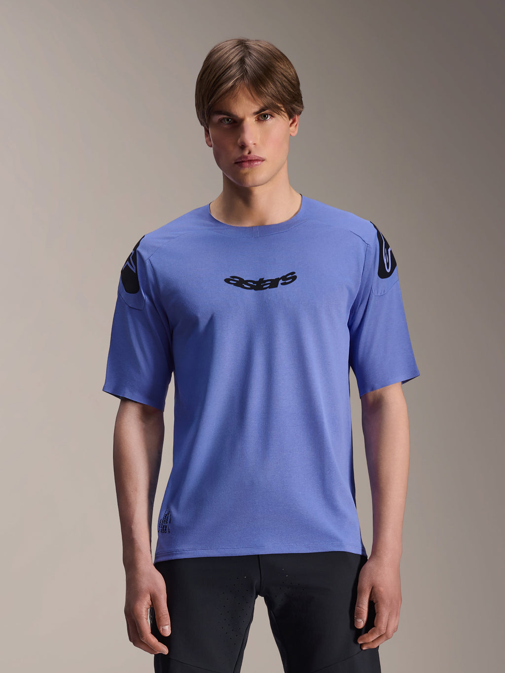 Alpinestars A-Aria Polartec Elite kortärmad MTB-tröja, Baja Blue, bärs av en manlig modell, med svart 'astars'-ordmärke på bröstet och logotyper på axlarna, prestandakläder för trailcykling