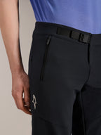 Alpinestars A-Aria Elite Shorts, mountainbikeshorts, Black Titanium, med magnetspänne, ficka med dragkedja och vit Alpinestars-logotyp, bärs med en blå cykeltröja, prestandautrustning för mountainbike