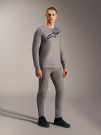 Grå A-Dura Ride långärmad tröja med svart bröstlogotyp, stylad på modell för en komplett mountainbike-look.