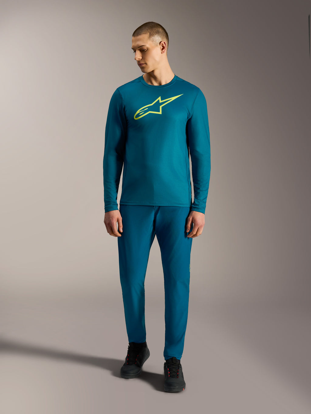 Alpinestars A-Dura Ride långärmad MTB-tröja i blågrönt med limegul logotyp, prestandakläder för herrar.