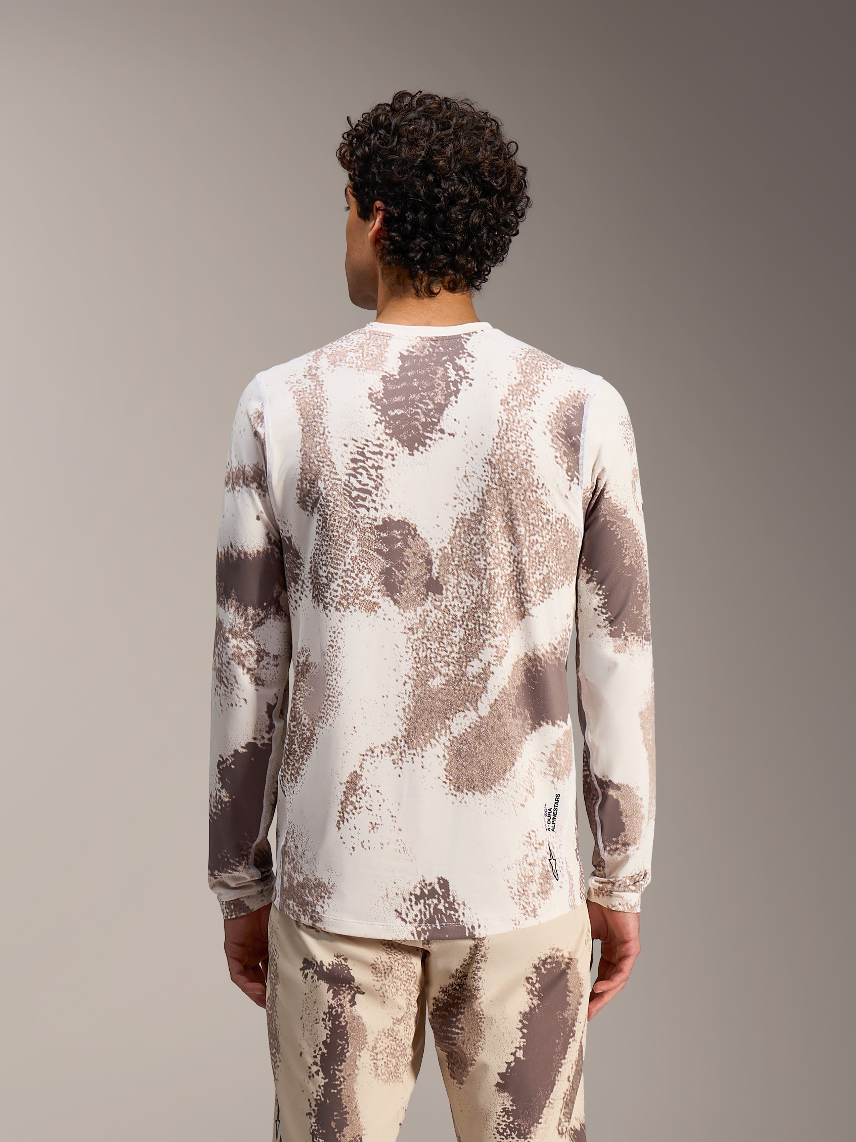 Alpinestars A-Dura Ride långärmad tröja i Sand Camo, baksida som visar den lätta MTB-passformen.