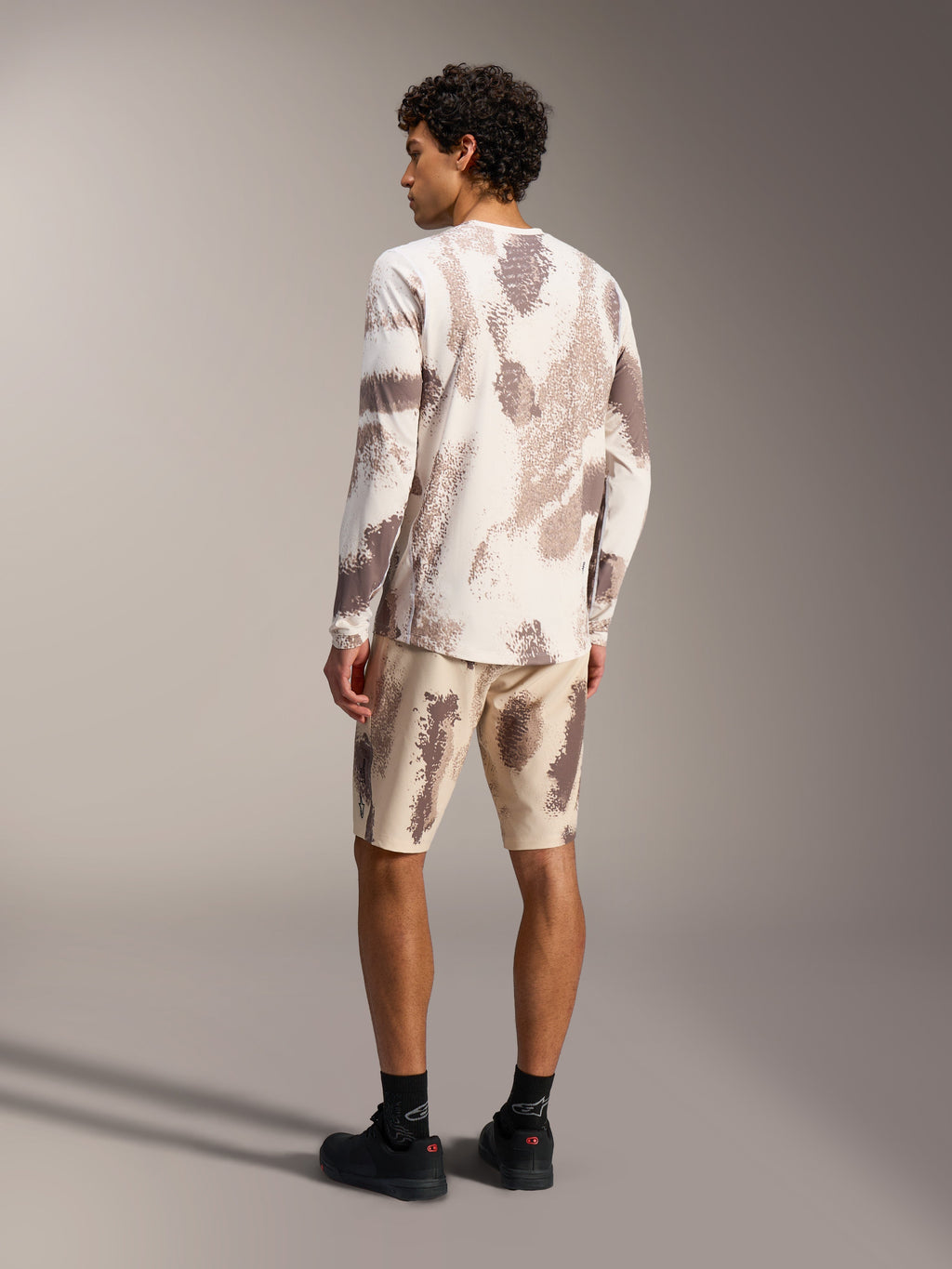 A-Dura Ride LS Jersey och matchande shorts i Sand Camo, teknisk MTB-utrustning med texturerat kamouflagemönster.
