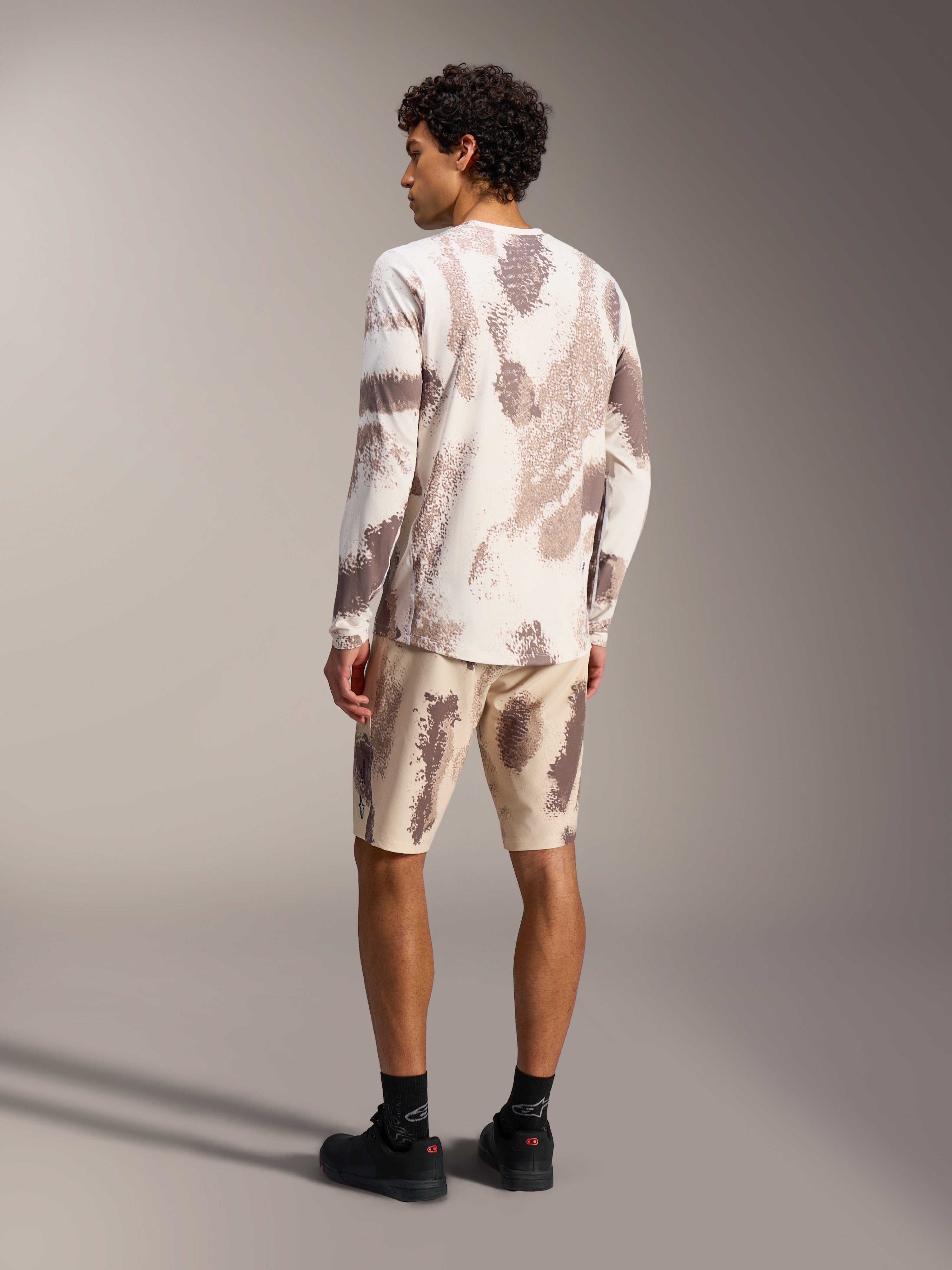 A-Dura Ride LS Jersey och matchande shorts i Sand Camo, teknisk MTB-utrustning med texturerat kamouflagemönster.