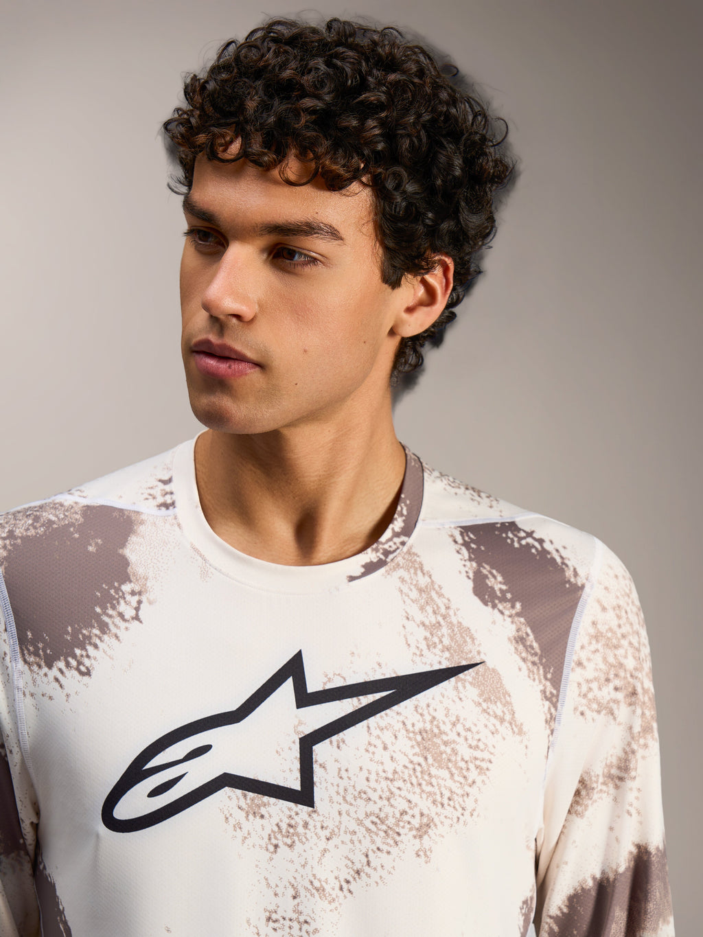 Alpinestars A-Dura Ride långärmad tröja i Sand Camo, en MTB-topp med en tydlig svart logotyp på bröstet.