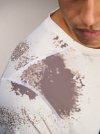 A-Dura Ride långärmad tröja i Sand Camo, närbild på axelsömmar och ventilerande jacquard-MTB-tyg.