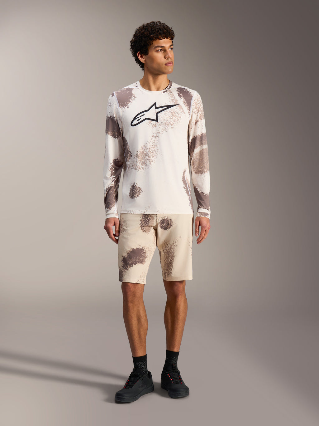 Alpinestars A-Dura Ride långärmad tröja och shorts i Sand Camo, MTB-utrustning med ikonisk Astars-logotyp.