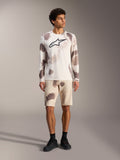Alpinestars A-Dura Ride långärmad tröja och shorts i Sand Camo, MTB-utrustning med ikonisk Astars-logotyp.