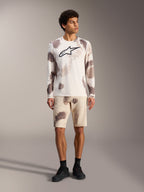 Alpinestars A-Dura Ride långärmad tröja och shorts i Sand Camo, MTB-utrustning med ikonisk Astars-logotyp.