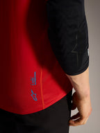 Detalj av röd Alpinestars A-Dura Ride kortärmad tröja med blå logotyper och tekniskt material för MTB.