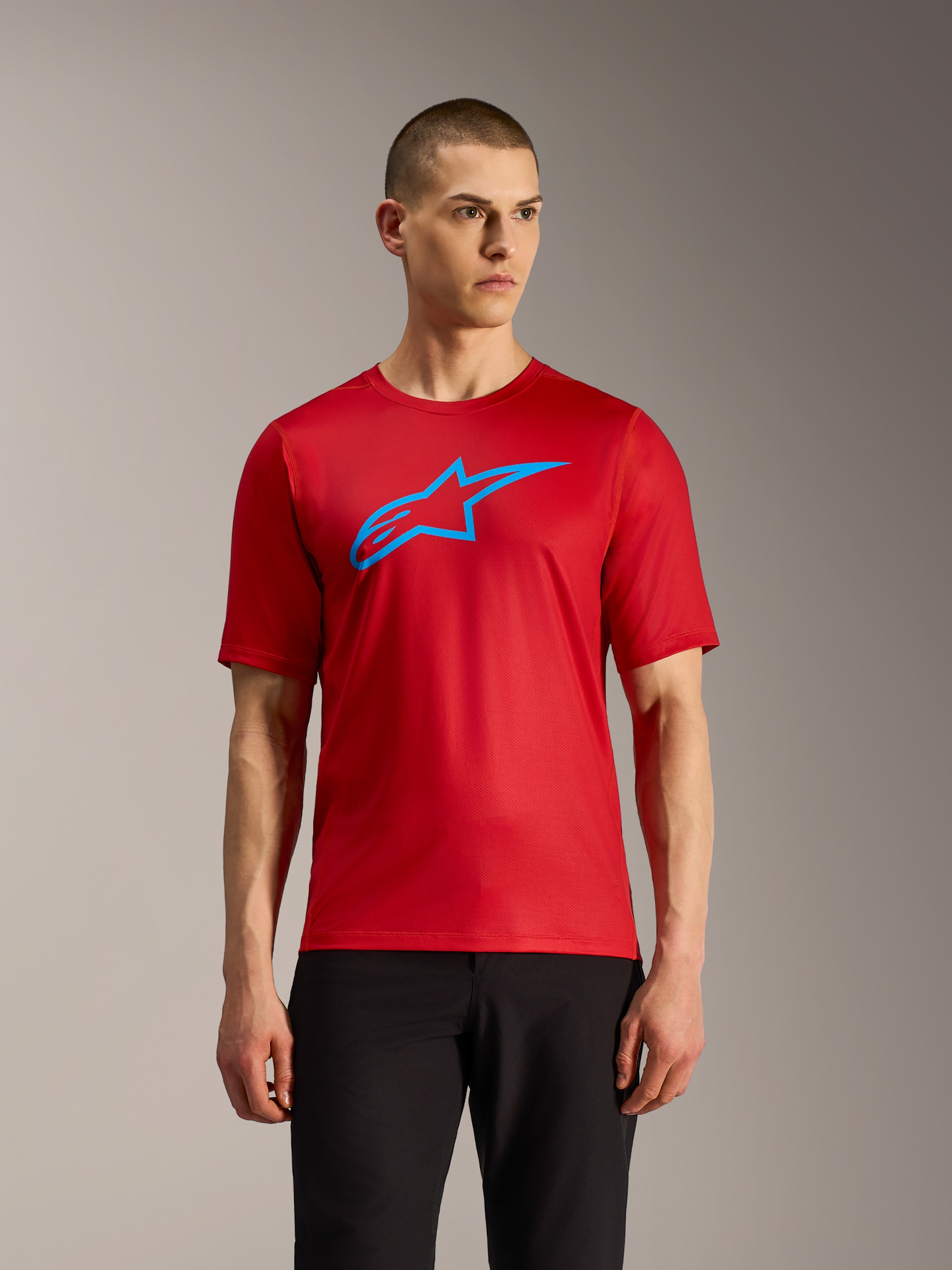 Röd A-Dura Ride kortärmad tröja med blå Alpinestars-logotyp, lättviktig MTB-utrustning för optimal prestation.