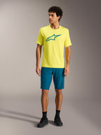 Gul Alpinestars A-Dura Ride SS Jersey och blågröna shorts, tekniska MTB-kläder för herrar i studiomiljö